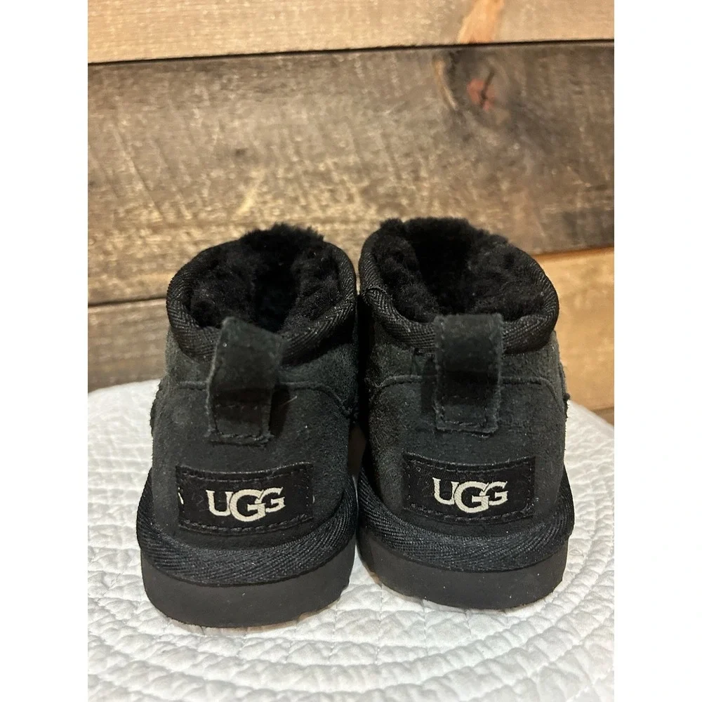 UGG Classic Ultra Mini Kids‎ Mini Boots Sz 13 Black Suede Soft Comfort Slip On